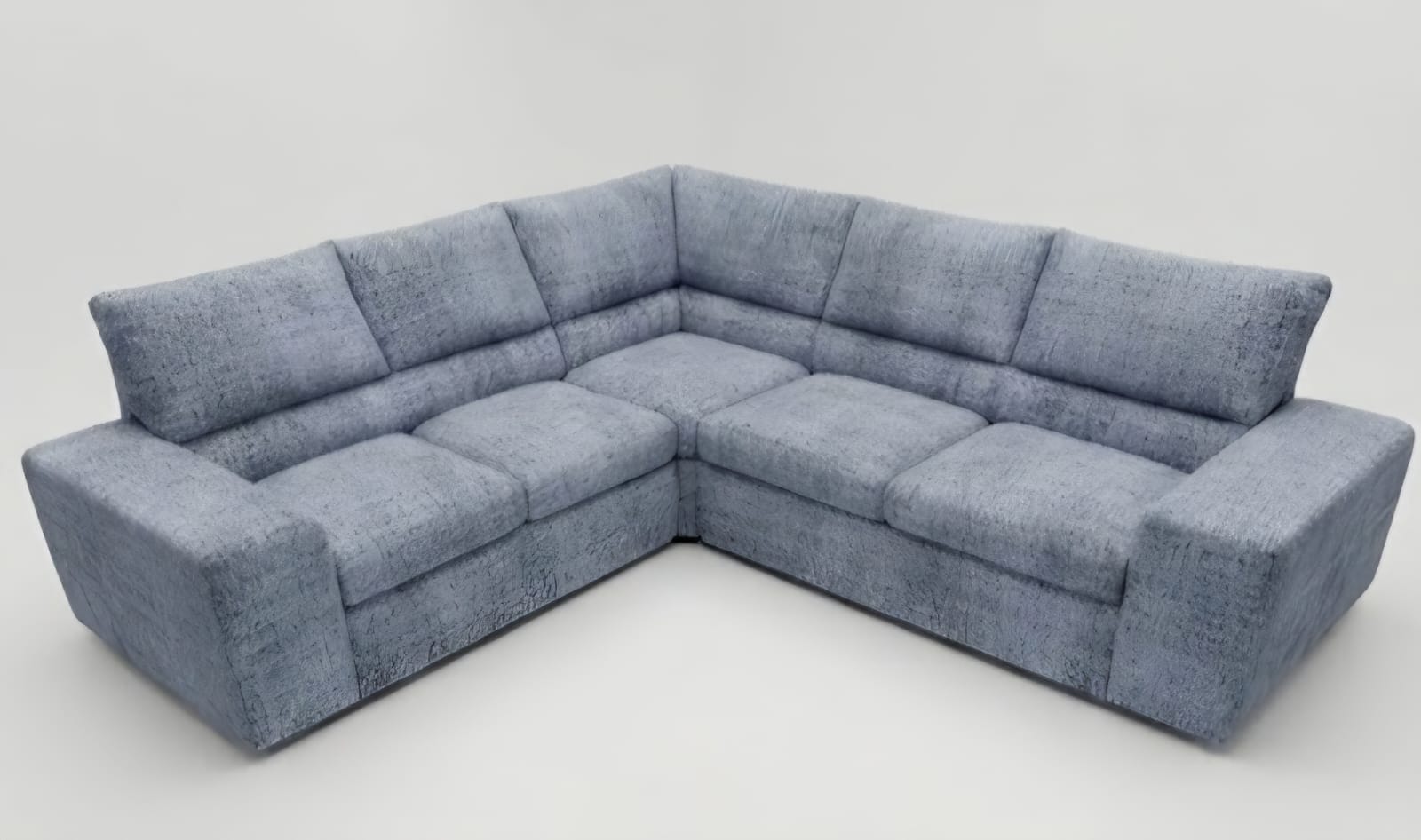 Sala moderna con sofá y mesa de centro