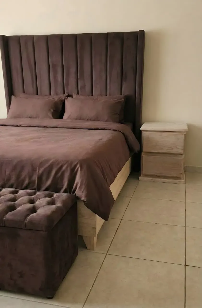 Buró modelo tres con aditamentos